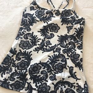 Lululemon Free-2-Be White And Black Lace Print sz4